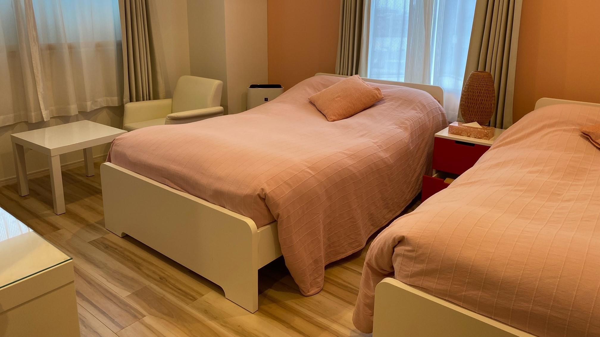 Ladies, Twin Beds