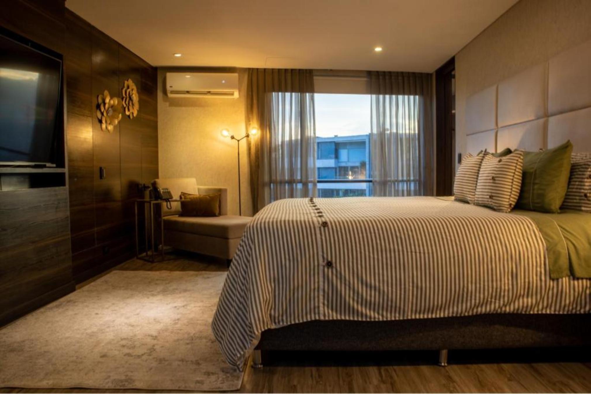 Deluxe, Suite, Street View