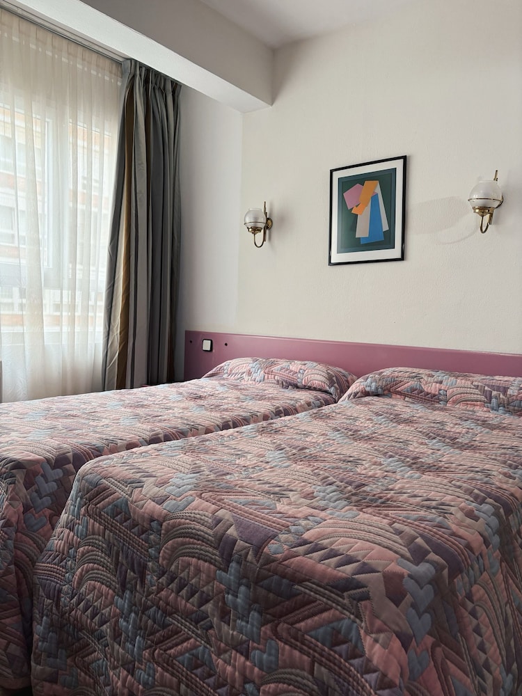 ROOM, TWIN BEDS