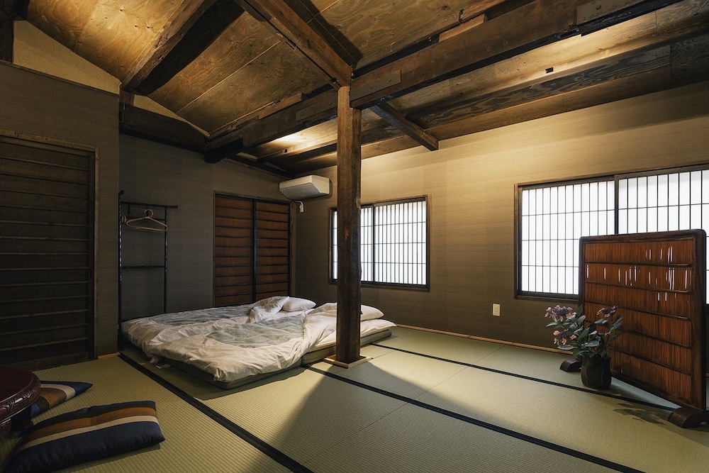 TRADITIONAL, SUITE