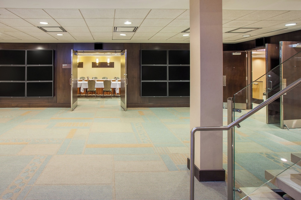 CROWNE PLAZA LOMBARD DOWNERS GROVE 38/74