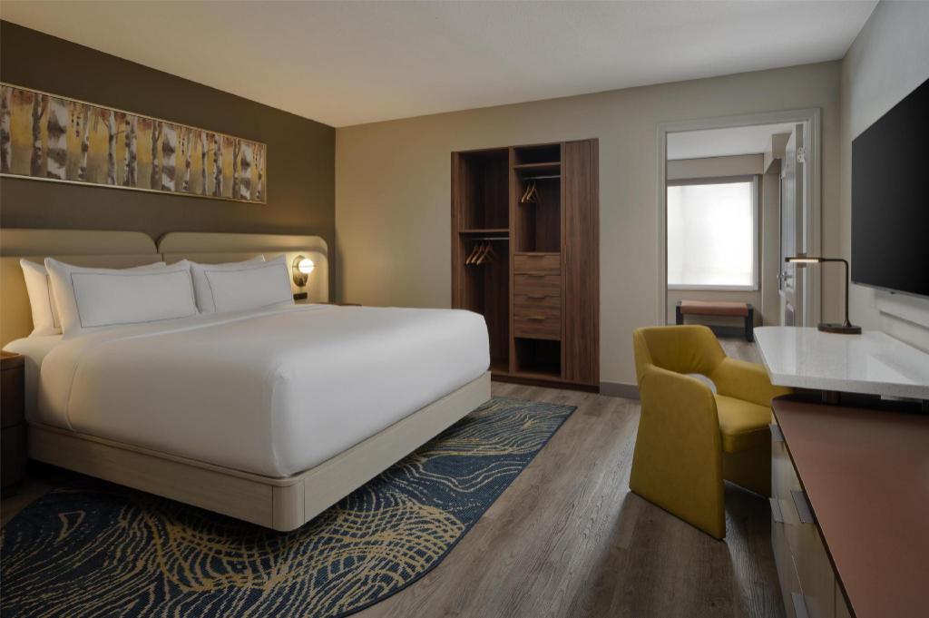 1 BEDROOM, SUITE, KING BED, ACCESSIBLE