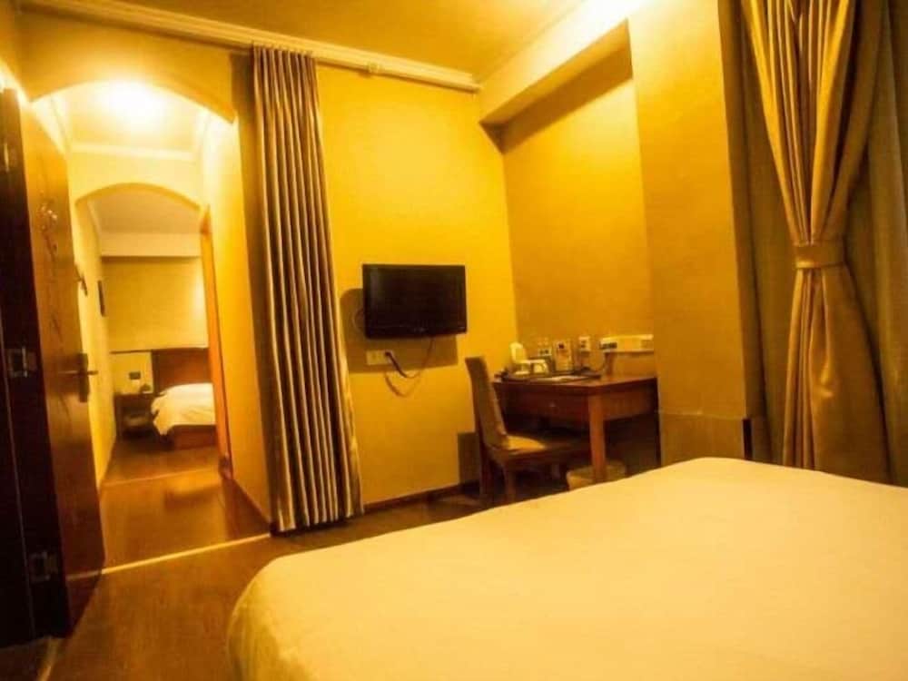 GreenTree Inn (Nanjing Yuhuatai Scenic Area, Zhonghuamen Metro Station) 10/28