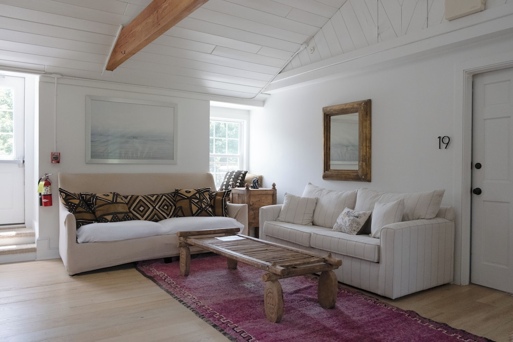 Shelter Harbor Inn 40/72