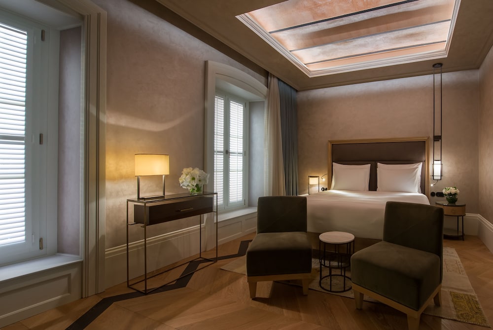 SUPERIOR, SUITE, QUEEN BED, CORNER