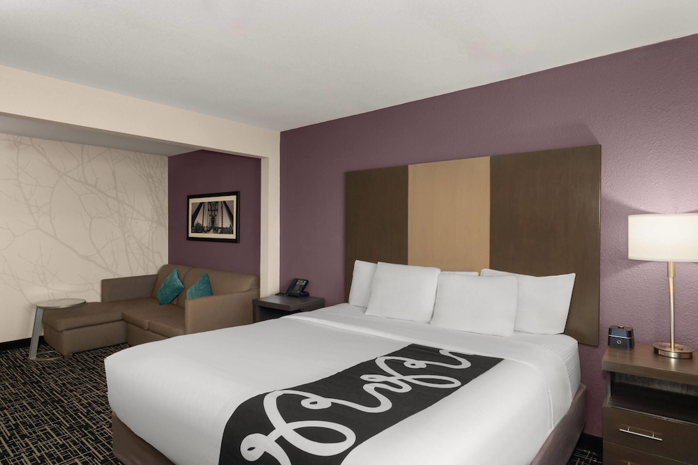 La Quinta Inn & Suites by Wyndham Fayetteville 25/59