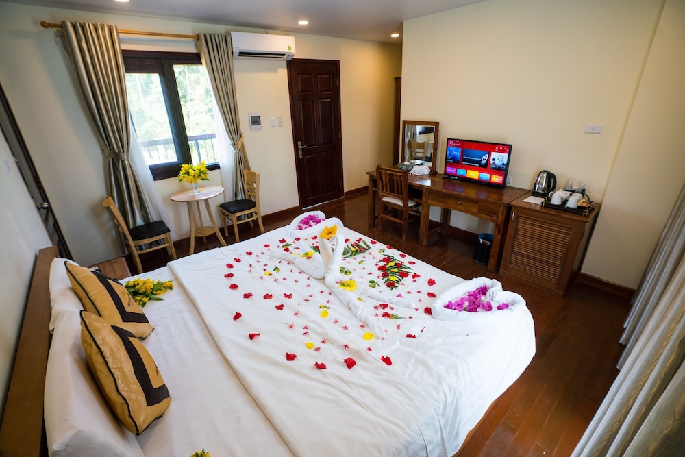 ROMANTIC, SUITE, KING BED, POOL SIDE, BALCONY