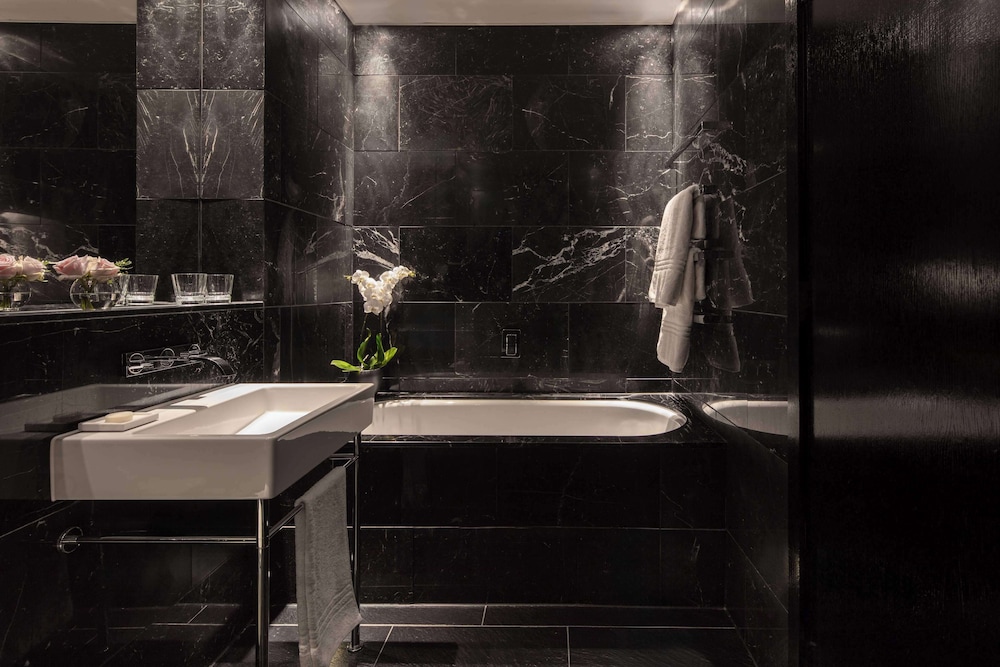 جناح جونيور ركني بسرير كينج بإطلالة مع أريكة، Anantara The Marker Dublin Hotel 4/4