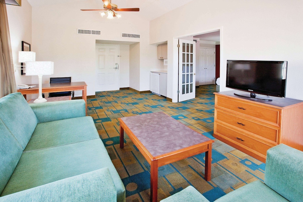 Howard Johnson by Wyndham Columbus Fort Benning 16/26