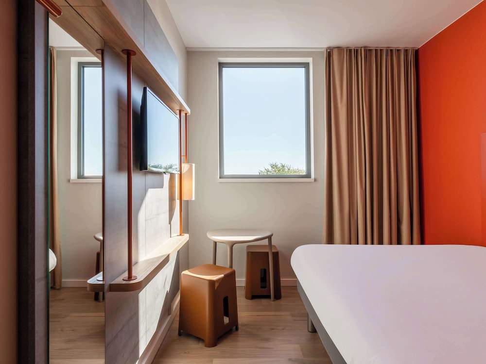 ROOM, DOUBLE BED