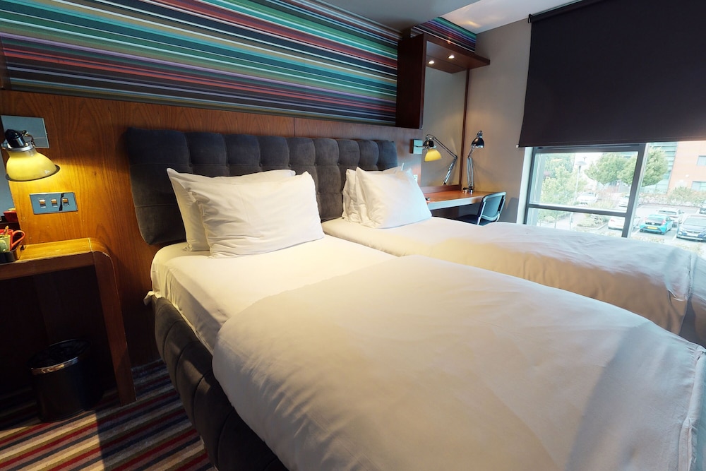 ROOM, TWIN BEDS