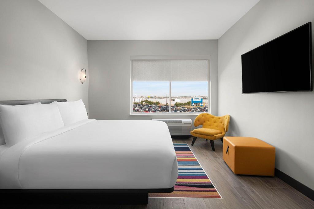 Suite, King Bed, Sofa