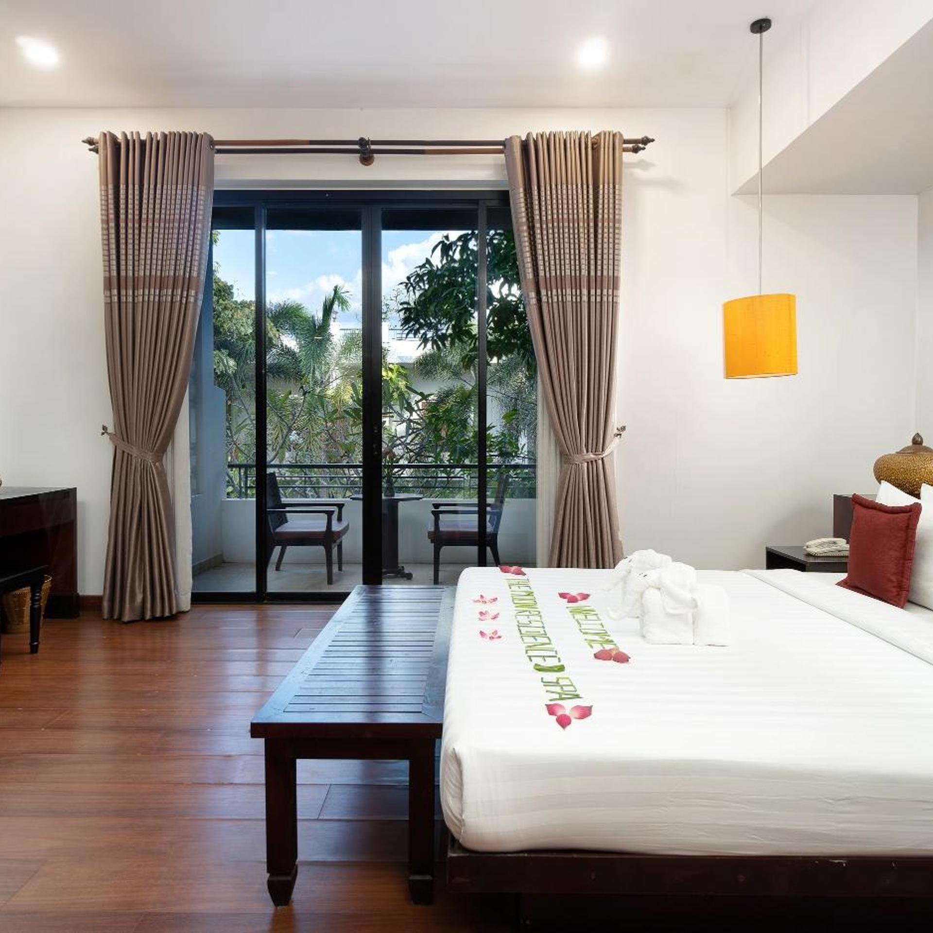 Landmark, King Bed, Pool View, Balcony