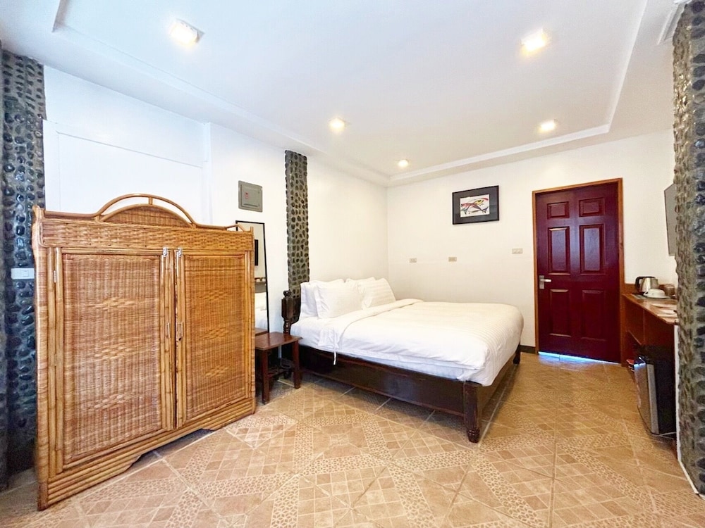 STANDARD, KING BED, GARDEN VIEW