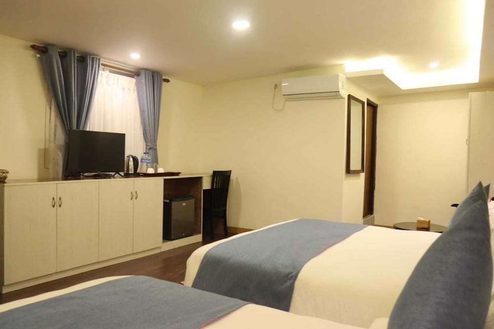 Shatkar Hotel and Spa 8/16