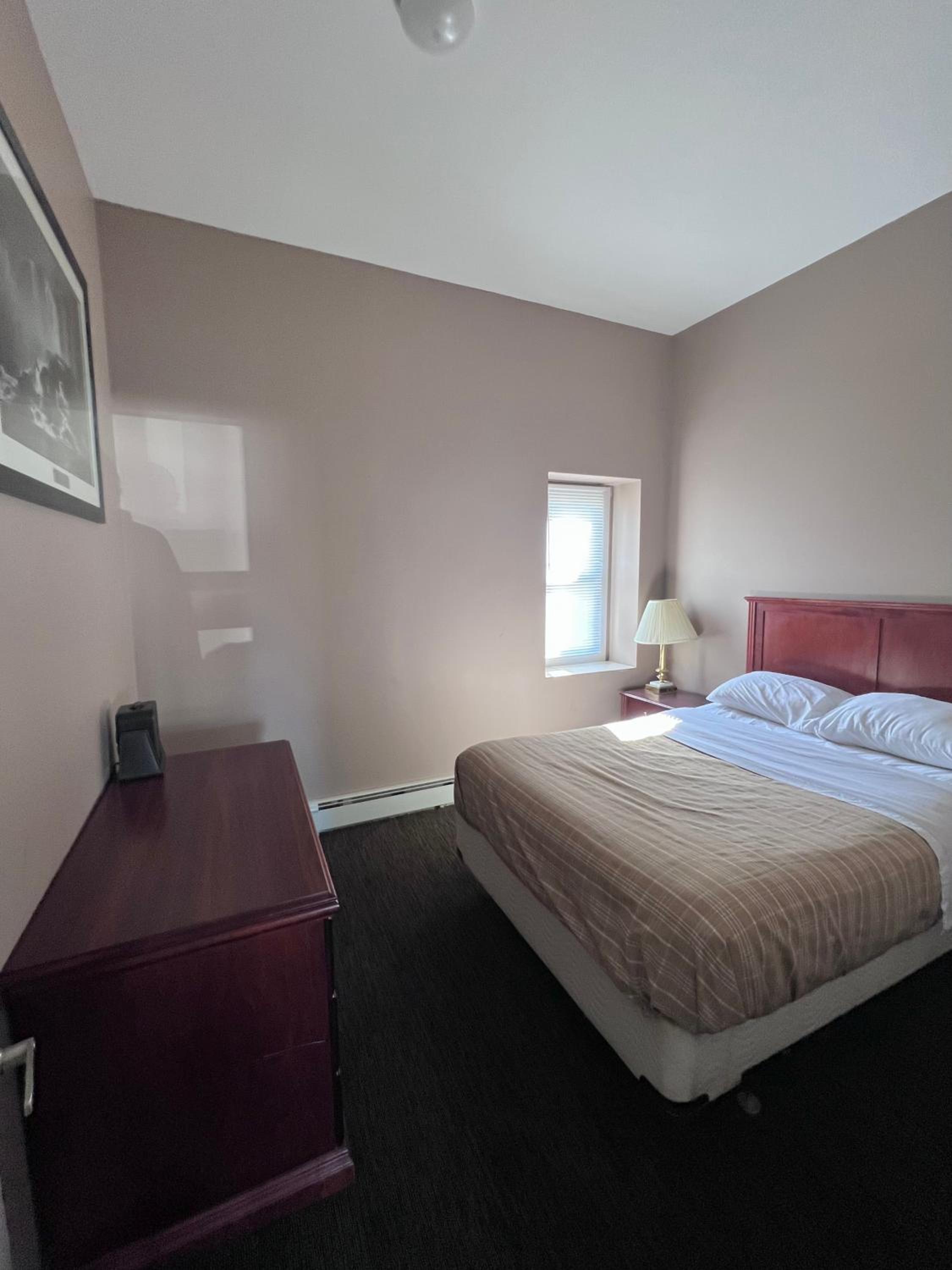 HWY 17 Hotel 16/50