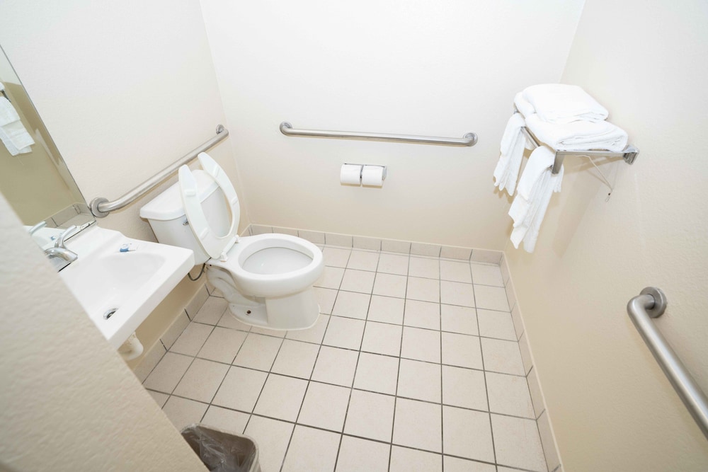 Regency Inn & Suites DFW 20/36