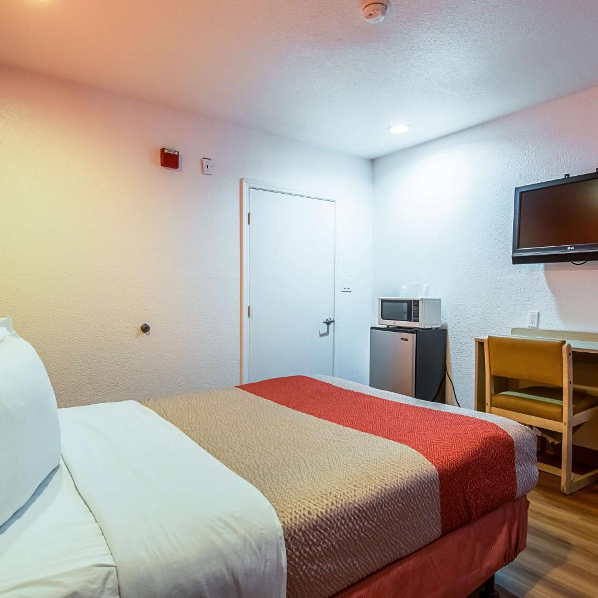 ROOM, QUEEN BED, SMOKING