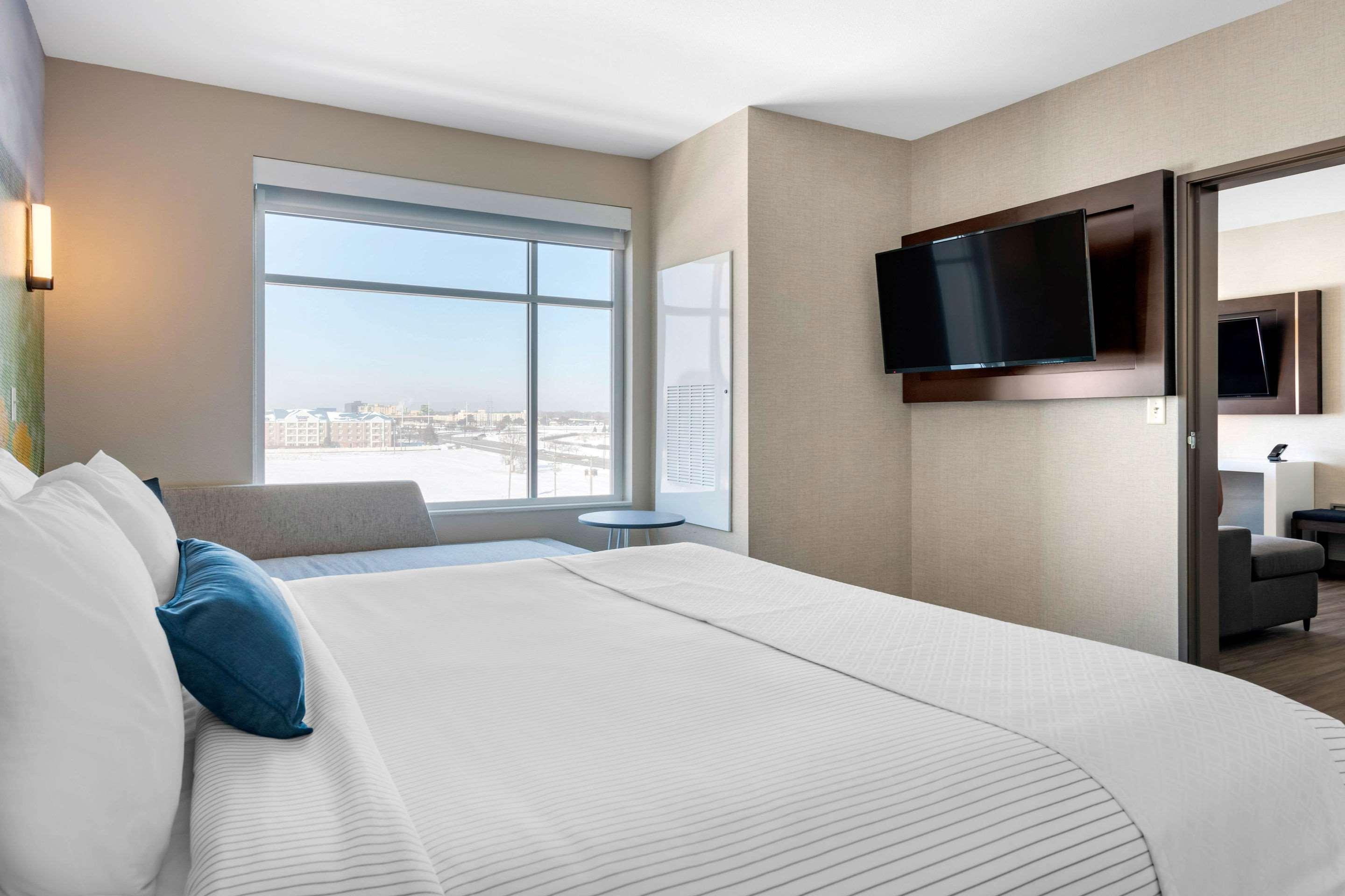 SUITE, KING BED