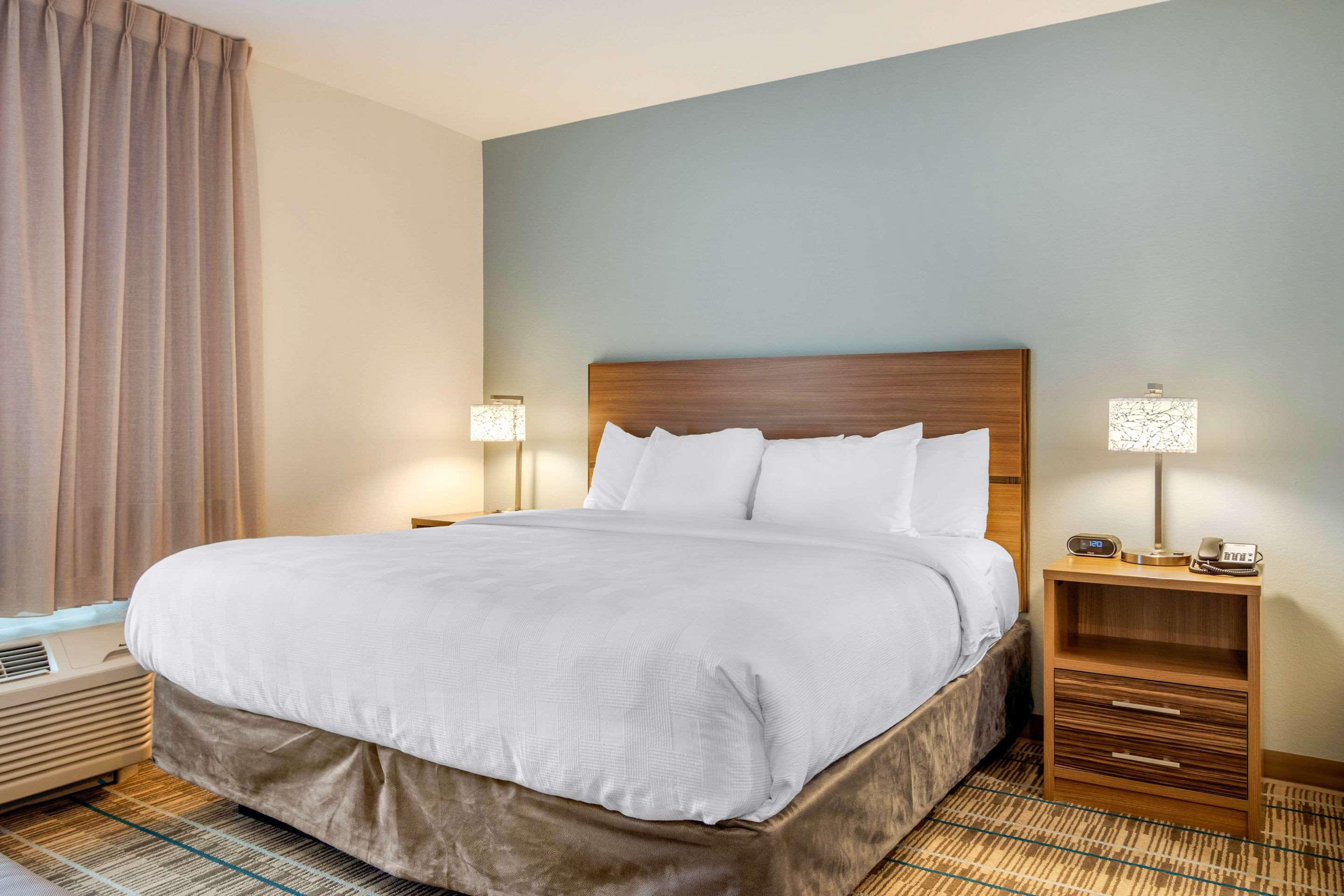 Efficiency, Suite, King Bed, Accessible