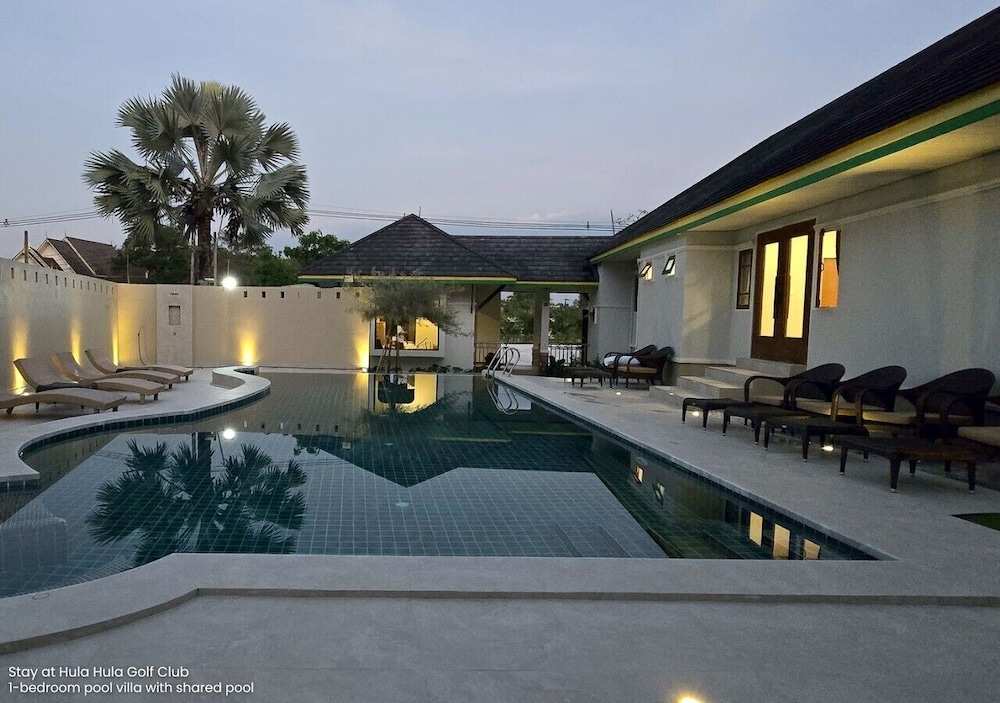 ROYAL PINEAPPLE HOTEL a welcome to wealth and good fortune 34/61