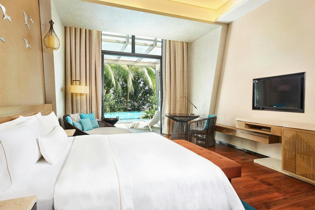 Lagoon, Guest Room, King Bed, Balcony, Pool Access
