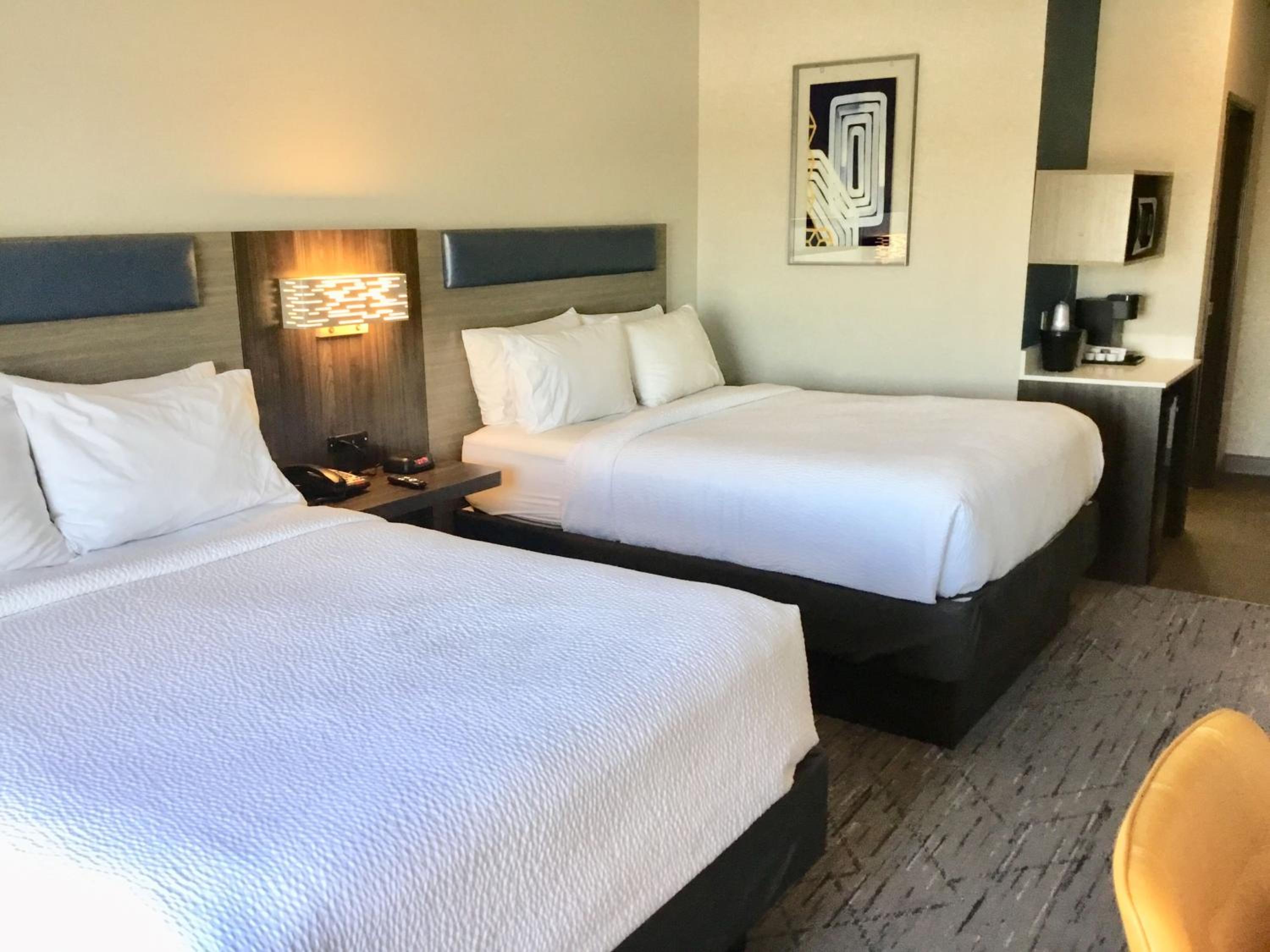 Studio, Queen Bed, Accessible