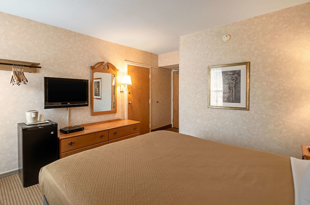 Econo Lodge Metro 15/36