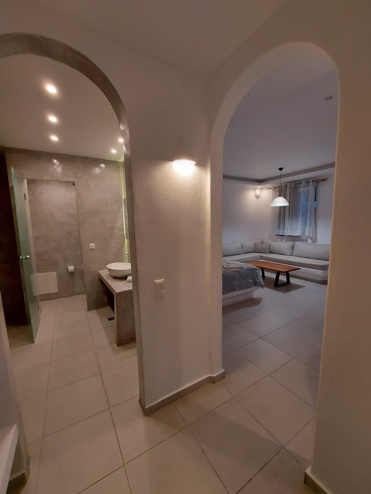 Ambience Suites 35/72
