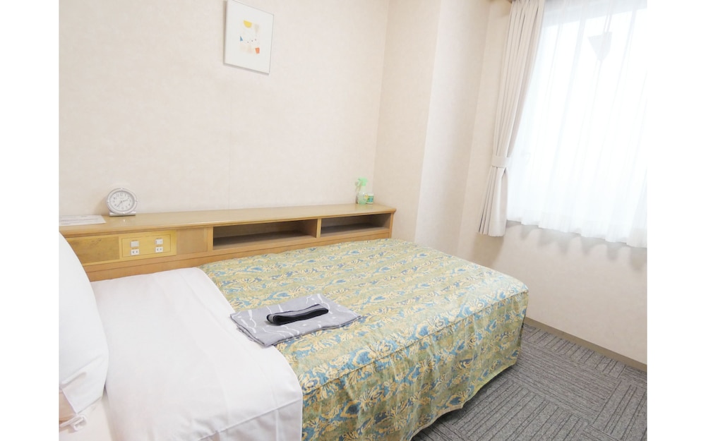 ROOM, SINGLE