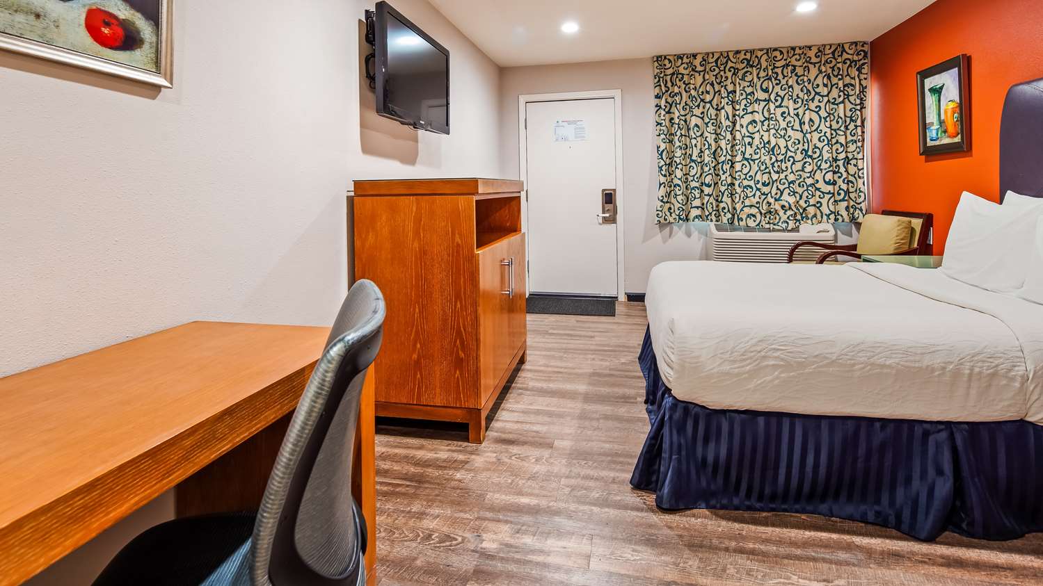 1 Queen Bed Non-Smoking, Micfridge