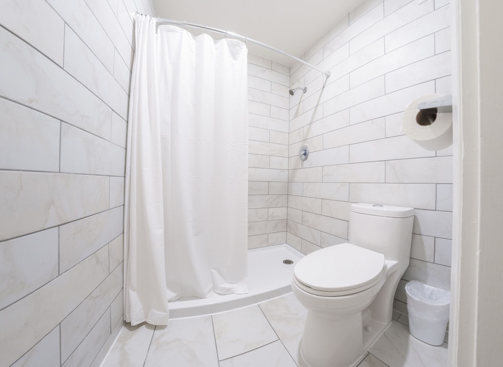 Monarch Motel 52/56