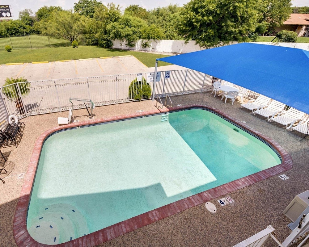 Econo Lodge Inn & Suites San Antonio near Frost Bank Center photo3