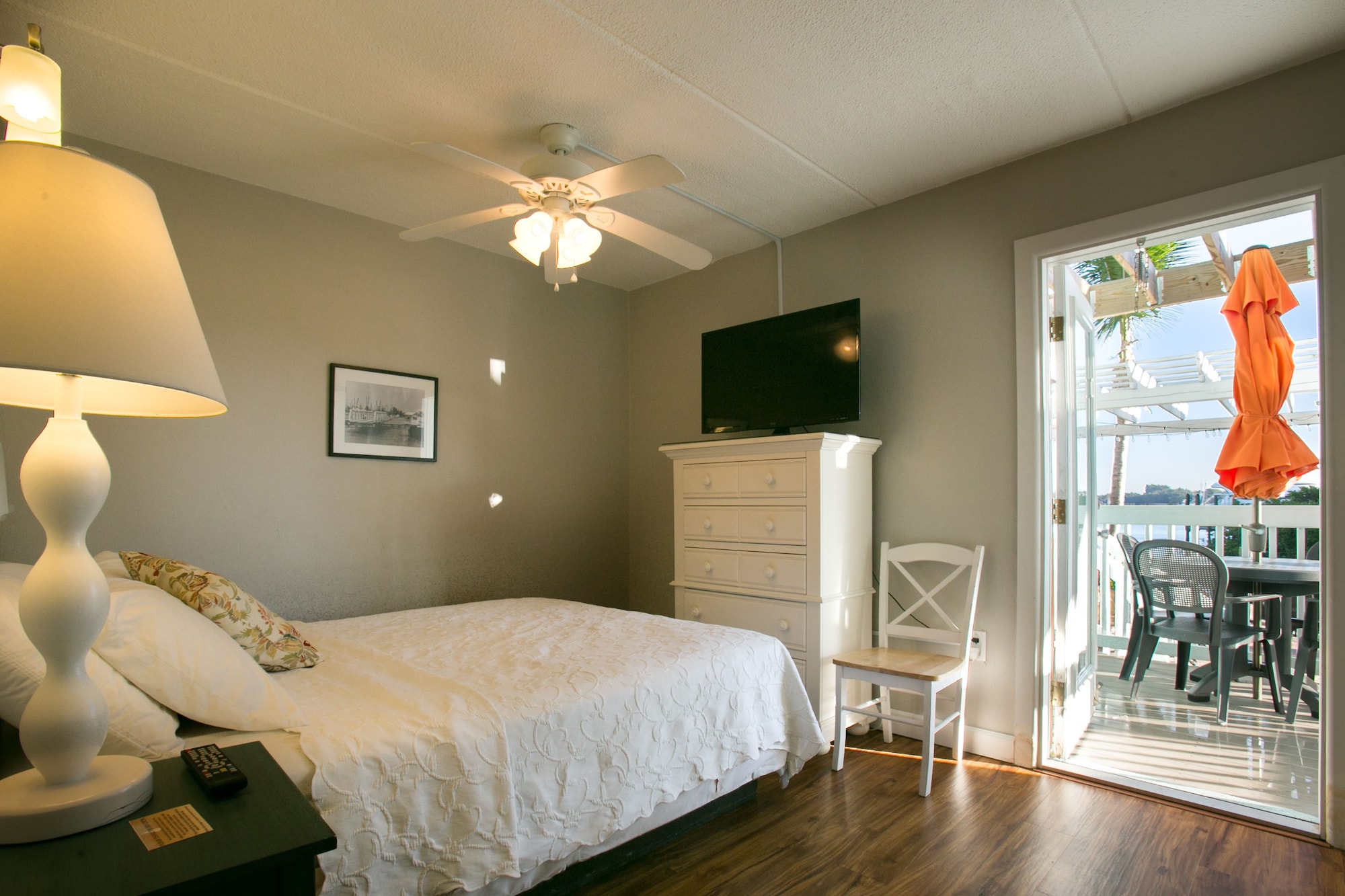Suite, Queen Bed, Balcony, Bay Side