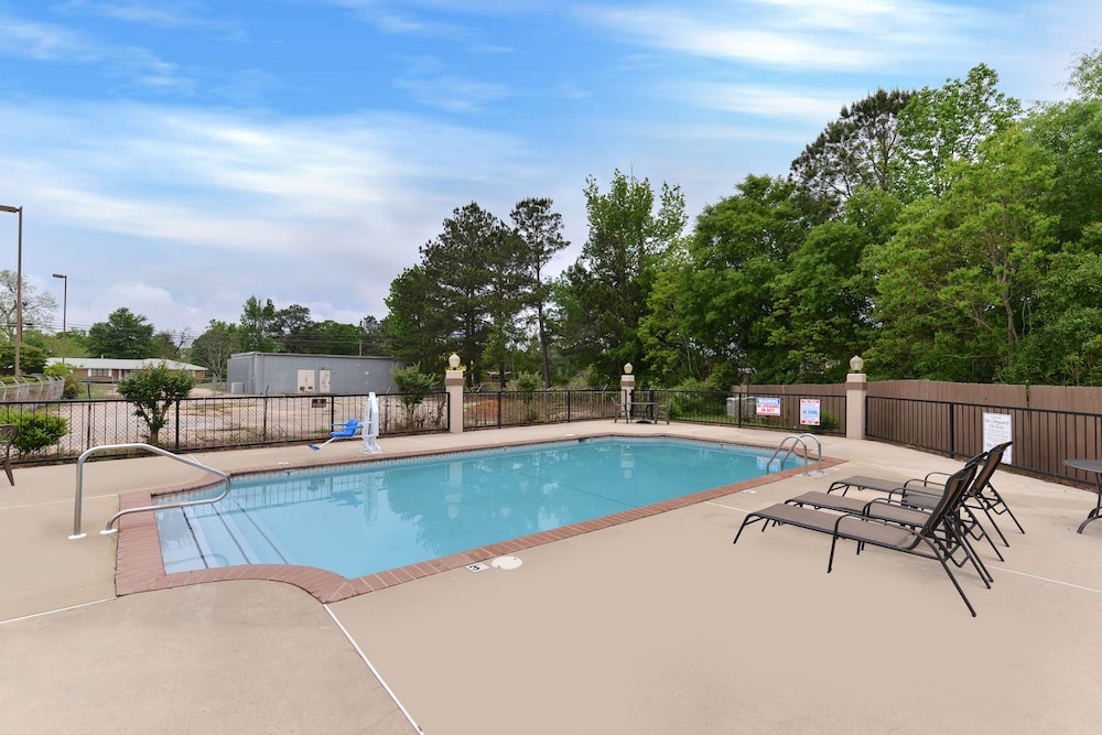 Mockingbird Inn Suites 46/49