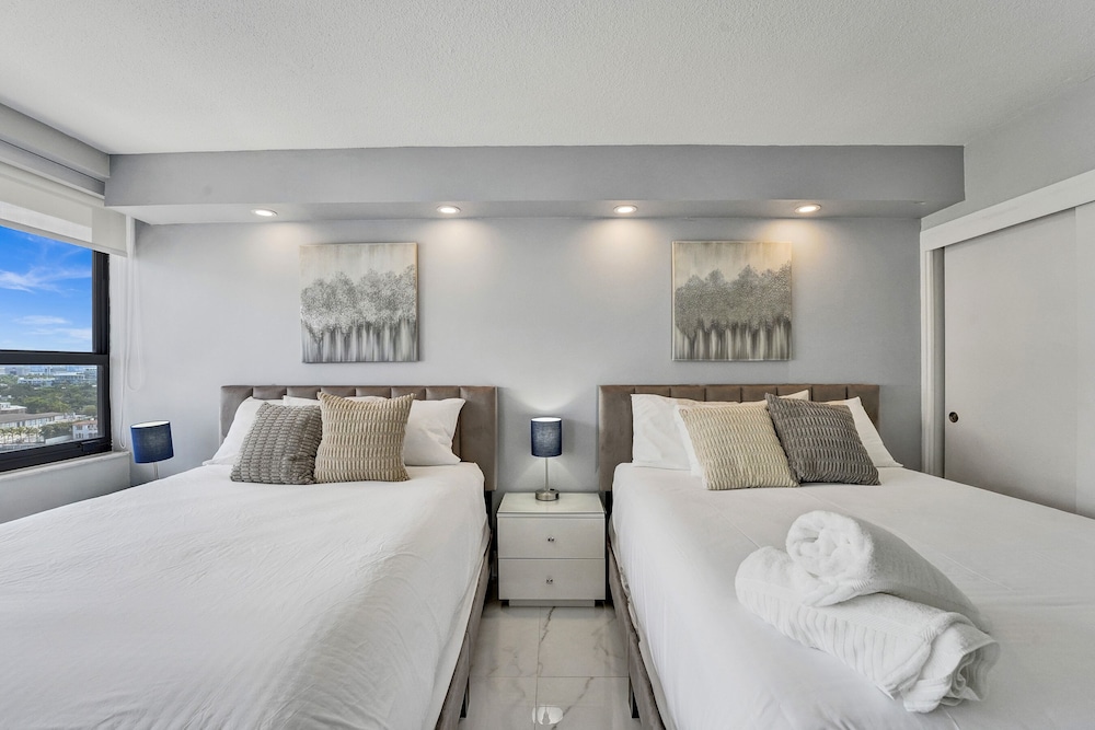 Beach, 2 Queen and 2 Double Beds, Ocean Front, Sofa