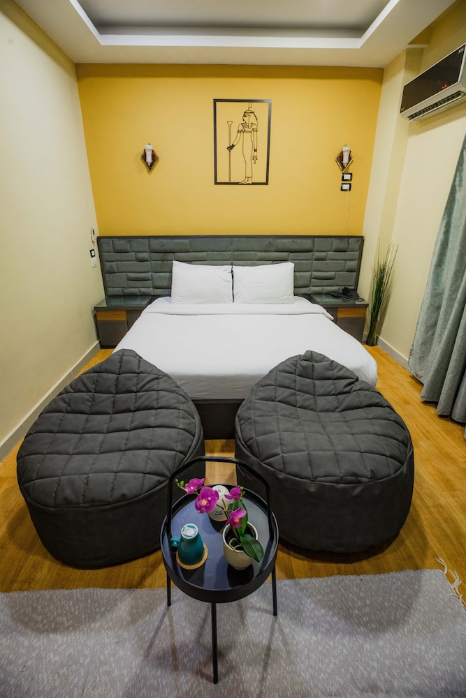 Capital Hotel 42/50