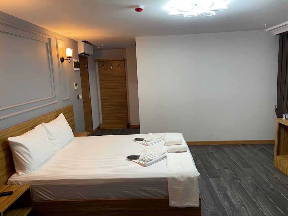 Waves Hotel 13/29