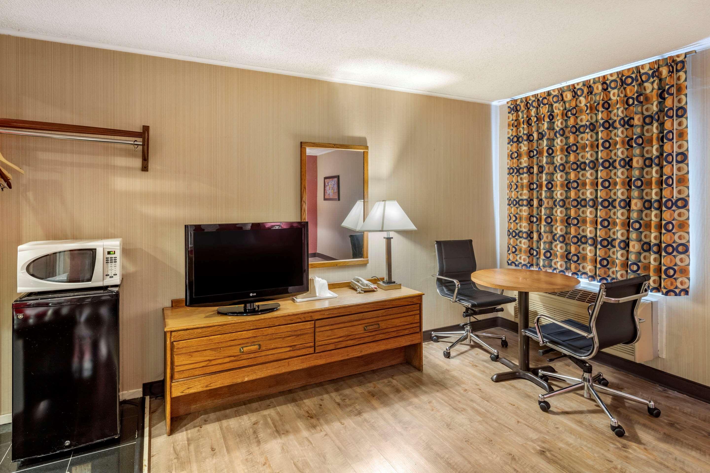 Economy Inn East Hartford CT 46/60