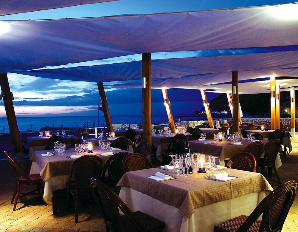 Le Mandrelle Beach Resort 11/28