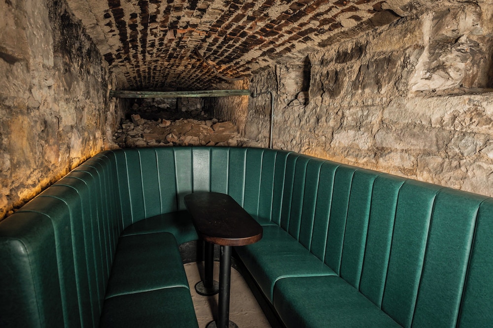 CoDE Pod Hostels THE CoURT 24/49