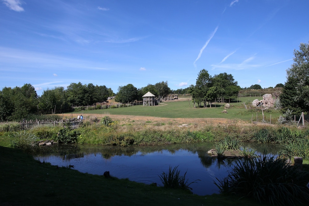 Chessington Resort Hotels 87/90