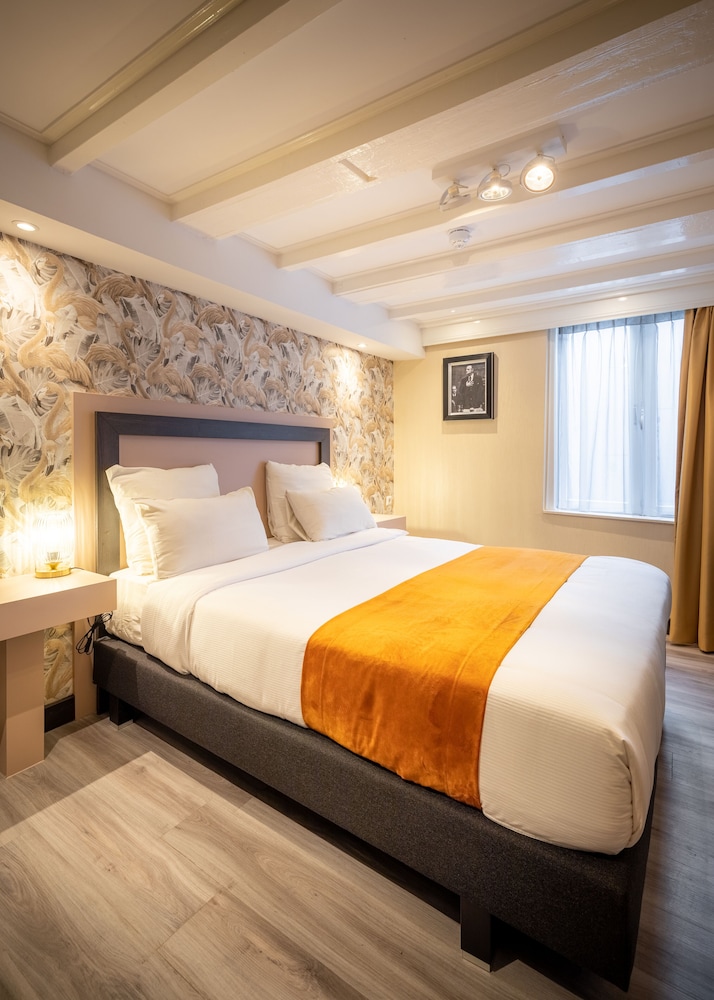 DELUXE, DOUBLE OR TWIN BED