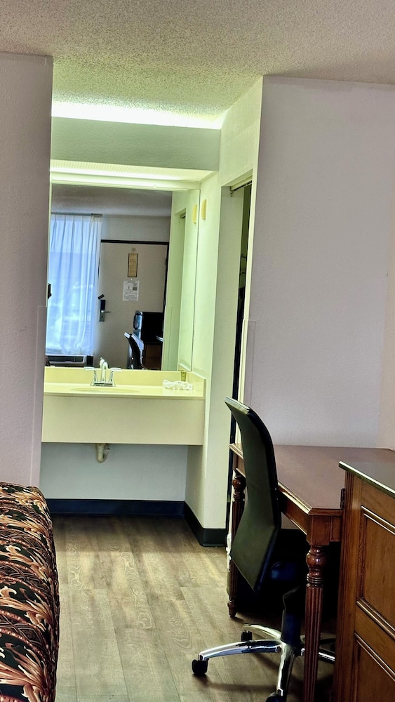 Executive Inn 4/13