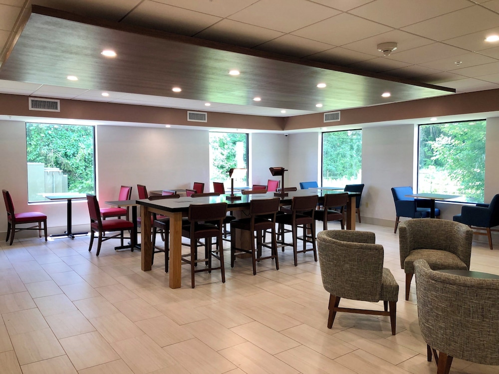 Holiday Inn Express & Suites Great Barrington Lenox Area 27/40