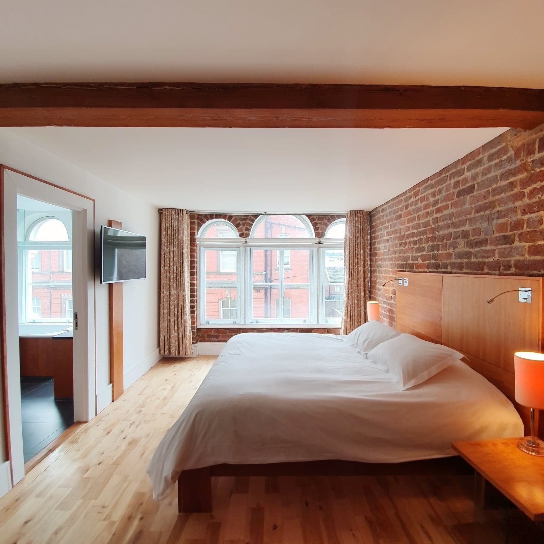 DELUXE, KING BED