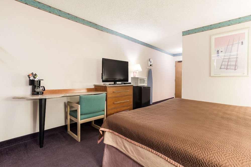Rodeway Inn Gallup West NM 24/41