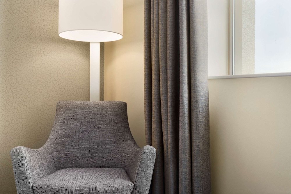Ramada Hotel & Suites by Wyndham Coventry 21/38