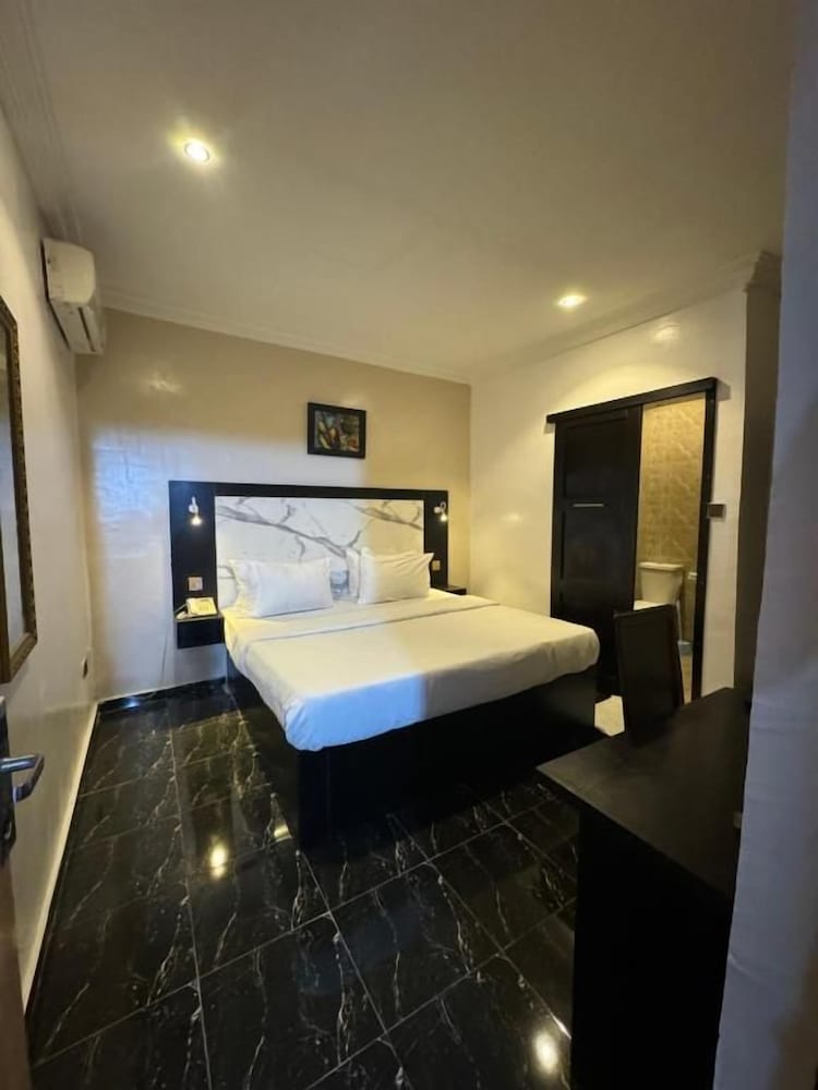 Posh Apartments Metro 50/50