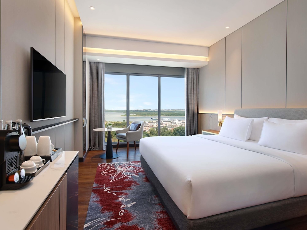 DELUXE, KING BED, CITY VIEW